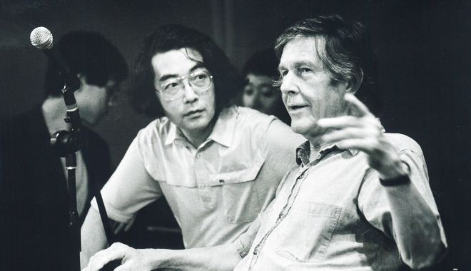 1981年8月1日、軽井沢の高輪美術館（現：セゾン現代美術館）で行われた「マルセル・デュシャン展」での、ジョン・ケージ作品を集めたコンサートにて。左より一柳 慧、ジョン・ケージ。 撮影：松本 徳彦