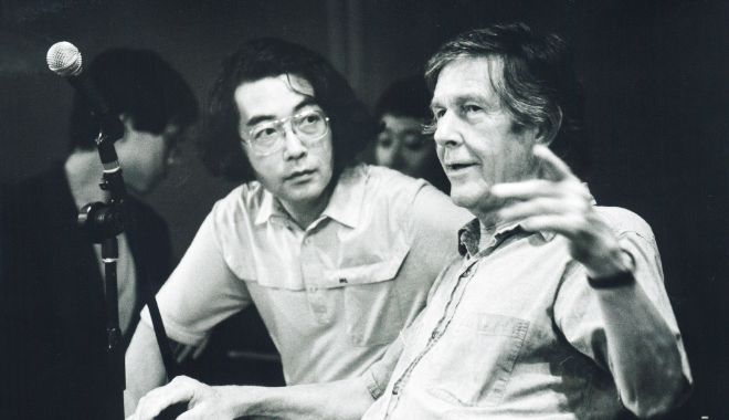1981年8月1日、軽井沢の高輪美術館(現:セゾン現代美術館)で行われた「マルセル・デュシャン展」での、ジョン・ケージ作品を集めたコンサートにて。左より一柳 慧、ジョン・ケージ。 撮影:松本 徳彦