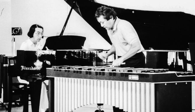 1985年8月28日、草津夏期国際音楽アカデミー＆フェスティバルにて。 一柳慧作曲「パガニーニ・パーソナル～マリンバとピアノのための」 マリンバ／岩城 宏之　ピアノ／一柳 慧 撮影：林 喜代種